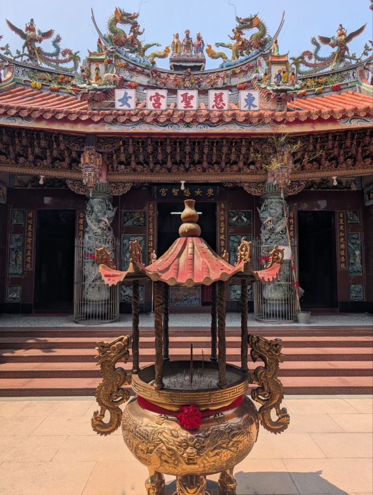 鄰近烏溪與其支流大里溪匯流之處的東女慈聖宮，是「大屯十八庄迎媽祖」的頭庄。因所處地理位置關係，廟宇流傳的四媽移溪故事，反映出過去先民開墾與聚落遷移、天災影響莊稼收成、河流路線與航運史，也反映出當時候民生疾苦與天爭食的生活困難。